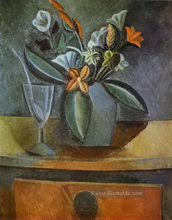 Blumen in einem grauen Krug und Weinglas mit Löffel 1908 Kubismus Ölgemälde